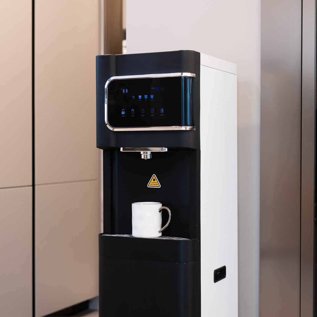 Detaliu panou tactil PureH2O Tower cu patru temperaturi