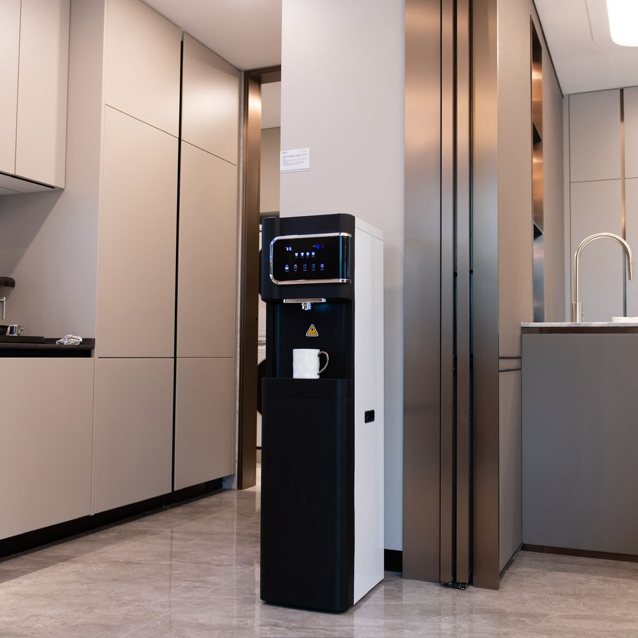 PureH2O Tower instalat într-o bucătărie modernă de birou